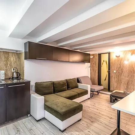 Modern In Piata Sfatului Apartment